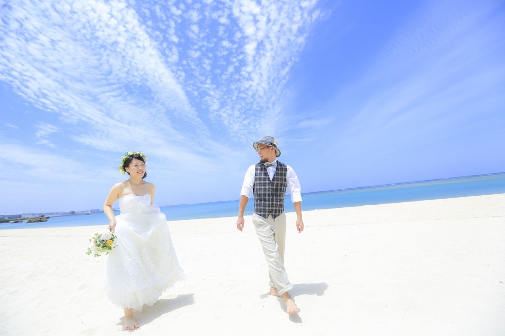 青空と海と砂浜と、えがおあふれる２人。